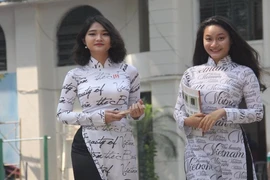 Dạy học sinh 'biết giữ mình' qua tà áo dài