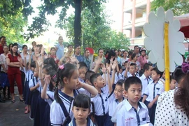 Học sinh lớp 1 mếu máo, bỡ ngỡ ngày đầu tựu trường