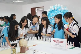 Học sinh tìm hiểu thông tin tuyển sinh của trường ĐH Hồng Bàng