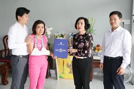 Xúc động lễ trao bằng cử nhân cho một sinh viên đã mất