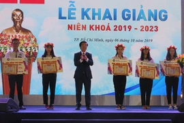 Trao học bổng 1,5 tỉ đồng cho thủ khoa, á khoa và SV xuất sắc