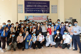 Hàng ngàn sinh viên y khoa ra quân phòng chống COVID-19