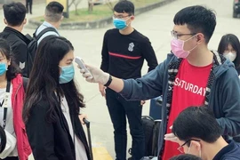 Sinh viên Học viện Tòa án được đo thân nhiệt khi trở lại trường học (ảnh: HVTA)