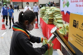 Trường đại học mở 'ATM gạo' giúp người nghèo trong dịch COVID