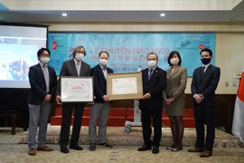 Chuyển giao 2 máy thở đầu tiên cho Việt Nam ứng phó COVID-19