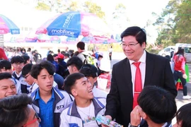 TS Trần Đình Lý trong một lần tư vấn tuyển sinh cho học sinh (ảnh: FBNV)
