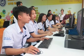 Sinh viên Trường ĐH Tài chính-Marketing trong một giờ thực hành (ảnh: PHẠM ANH)