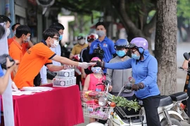 Nam sinh góp 2.500 khẩu trang cùng nhà trường chống COVID-19