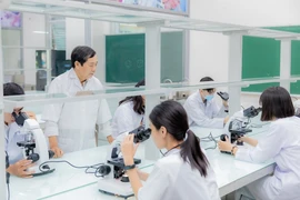 Thầy trò trường ĐH Công nghệ TP.HCM trong một giờ học. Ảnh: NTCC