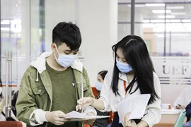 Thí sinh làm thủ tục nhập học tại Trường ĐH Kinh tế - Tài chính. Ảnh: NT