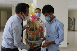 Sinh viên đón tết xa nhà được tặng quà, nhận lì xì tiền triệu