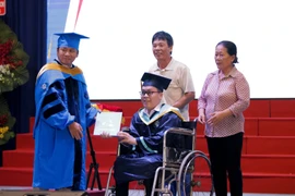 Xúc động tân kỹ sư nhận bằng tốt nghiệp trên xe lăn