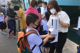 TP.HCM cho học sinh F1 được test nhanh ở nhà, gửi ảnh kết quả cho giáo viên