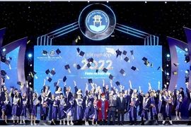 Thủ khoa, á khoa nhận thư mời tuyển dụng tại lễ tốt nghiệp