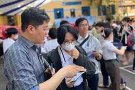 Thí sinh tìm hiểu thông tin tuyển sinh sư phạm tại TP.HCM. Ảnh: ĐHSP TPHCM