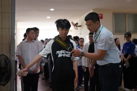 Lệ phí cao, thí sinh vẫn 'đổ xô' tham gia các kỳ thi đánh giá năng lực