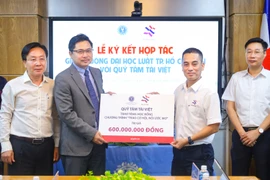 Thêm 600 triệu đồng tặng học bổng cho sinh viên khó khăn Trường ĐH Luật TP.HCM