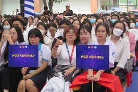 Trường ĐH ở TP.HCM hoãn lễ khai giảng, không nhận hoa chúc mừng