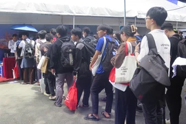 Sinh viên Trường ĐH Bách khoa đội nắng, xếp hàng dài tìm việc làm