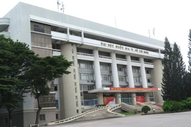 Sau tinh gọn, chỉ còn 8% viên chức ĐH Quốc gia TP.HCM nhận lương từ ngân sách