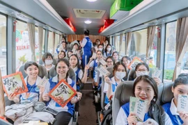 Hiệu trưởng Trường Đại học ở TP.HCM lì xì, đưa sinh viên lên xe về quê đón Tết