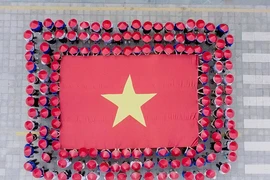 Lễ chào cờ nhuộm sắc cờ đỏ sao vàng tại nhiều trường học ở TP.HCM