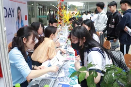 Tung học bổng tiền tỉ hút thí sinh giỏi vào đại học