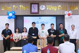 Những sinh viên đầu tiên của Trường ĐH Luật TP.HCM bất ngờ được nhận quà sinh nhật