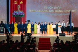 Trường ĐH Văn Lang đón nhận Huân chương Lao động hạng Nhì