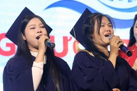 Nữ thủ khoa Trường ĐH Phú Yên cất tiếng hát, cả hội trường nghẹn ngào