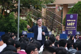 Trường ĐH Luật TP.HCM tư vấn pháp luật và hướng nghiệp cho học sinh Khánh Hòa