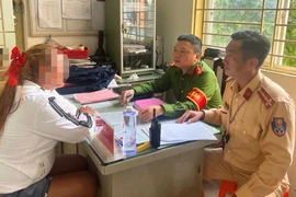 Cô gái chạy xe buông hai tay cung cấp cho công an giấy bị bệnh tâm thần