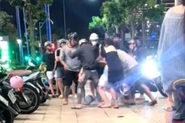 1 thiếu niên bị nhóm người hành hung ở khu đô thị Sala