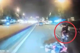 Cho rằng bị tạt đầu xe, 2 thiếu niên đạp ngã xe người đi đường 