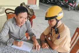 Xử phạt người đàn ông chạy xe 3 bánh ngược chiều ở quận 12