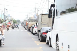 Né kẹt xe cao tốc, tài xế đổ về phà Cát Lái vẫn không thoát khỏi ùn ứ