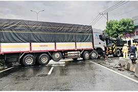TP.HCM: Xe tải nặng tông dải phân cách, đường Lê Đức Anh kẹt cứng nhiều giờ