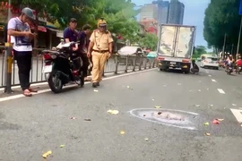 TP.HCM: Cô gái trẻ tử vong sau va chạm giữa xe tải và xe máy trên đường Lý Thái Tổ
