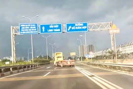 Xe đầu kéo, lạnh lách, xe container lạnh lách trên cao tốc, cao tốc TP.HCM