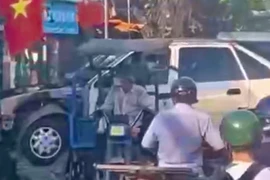 TP.HCM: Chạy xe ba gác chở vỏ ô tô cồng kềnh bị phạt 10 triệu, tịch thu xe