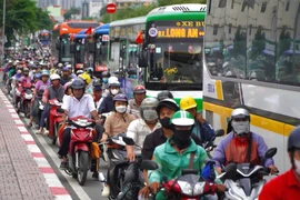 CSGT túc trực điều tiết giao thông, phát nước hỗ trợ người dân về nghỉ Lễ