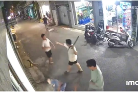 TP.HCM: 2 thanh niên cầm gậy truy đuổi, đánh người đàn ông gục giữa đường