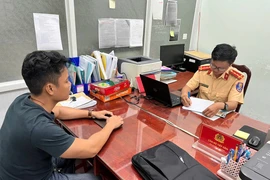 Xác minh, xử lý tài xế xe bán tải chạy xe kiểu ‘nửa vời’ trên lề đường