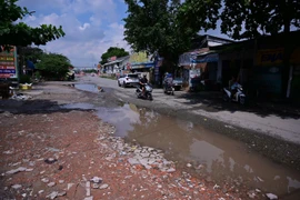 Người dân 'nín thở' đi qua đường Kha Vạn Cân vì ổ gà, rác thải và nước đọng
