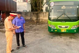 Xử phạt tài xế xe buýt chạy lên vỉa hè trên đường Nguyễn Văn Bứa