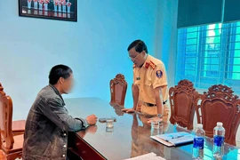Phạt tài xế 20 triệu đồng do chở cống bê tông không chằng buộc 