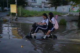 Triều cường dâng cao, nhiều hộ dân ở TP.HCM ngập nặng