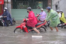 Mưa lớn kéo dài, người dân TP.HCM chật vật di chuyển qua các điểm ngập sâu