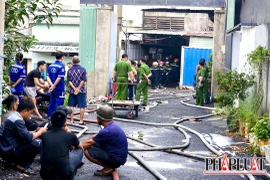 Cảnh sát PCCC leo mái nhà, đục tường khống chế đám cháy trong hẻm