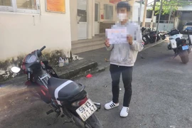 Buông hai tay lái xe máy do ‘ngẫu hứng’, nam thanh niên bị tịch thu xe